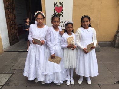 Realizan su Primera Comunión 4 Niñas