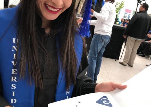 PRIMERA BENEFICIARIA GRADUADA DE LA UNIVERSIDAD